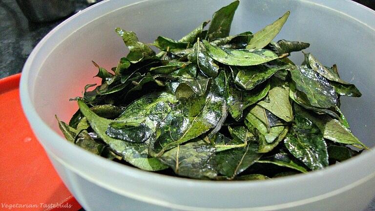 Preserving curry leaves 